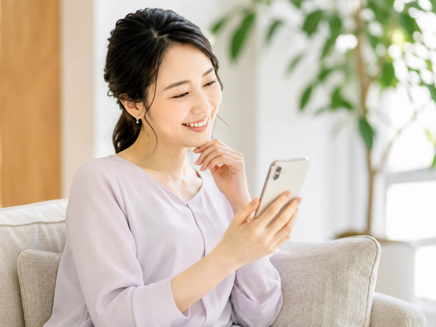 スマートフォンでお見合いアナリティクスを確認する女性